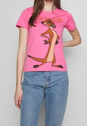 Camiseta rosa de algodón con un personaje de dibujos animados impreso con los brazos extendidos. Cuello redondo, mangas cortas y ajuste holgado.