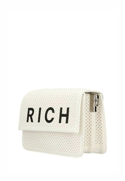 Hvid perforeret læderclutch med sort "RICH"-tekst på frontklappen og en sølvfarvet lås på siden.