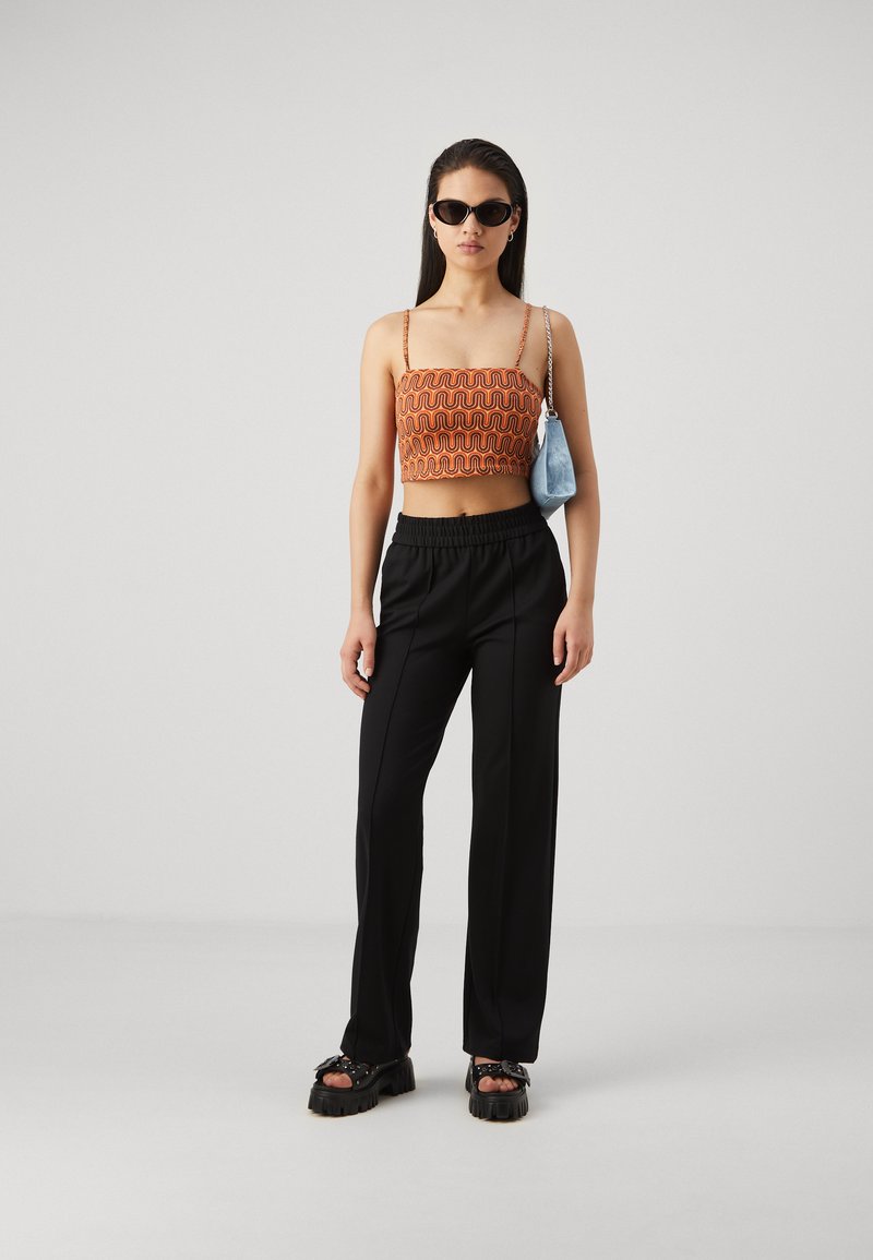 Porno mushuk licking bilan qoplangan Qora va sariq porno