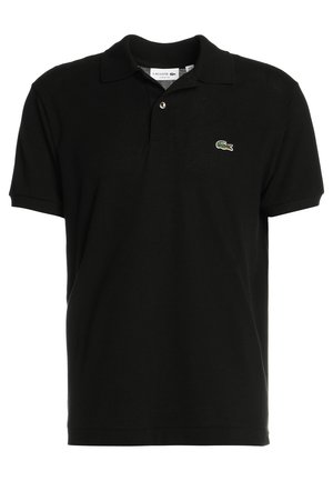 Schwarzes Polo-Shirt aus Baumwollstoff, mit klassischem Kragen, kurzen Ärmeln und einem kleinen grünen Lacoste-Logo auf der linken Brust.
