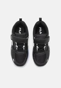Baskets de sport noires avec tige en maille et cuir synthétique, dotées d'une sangle à crochet et d'une boucle, de lacets et d'accents blancs sur la semelle.
