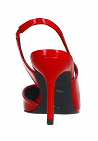 Chaussure à talon aigu en cuir verni rouge, avec un bout pointu, un talon fin et un design en découpé courbé. Semelle intérieure noire visible.