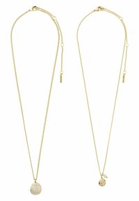 Twee gouden kettingen met ronde medaillons; het ene medaillon is bezet met heldere stenen, het andere heeft uitgesneden ontwerpen met parel- en kraalcharms.