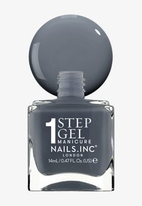 Grijze gel nagellak in een heldere rechthoekige fles met een ronde grijze dop, gelabeld "1 STEP GEL MANICURE NAILS.INC LONDEN," 14mL.