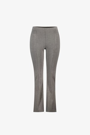 Pantalon gris extensible avec une coupe slim, featuring deux poches avant et des coutures discrètes sur les côtés. Texture de tissu douce et lisse.