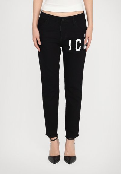 Zwarte denim jeans met een slim fit ontwerp, voorzien van witte "IC" letters op de voorkant en vijf zakken. Glad aanvoelend met een tapered leg.