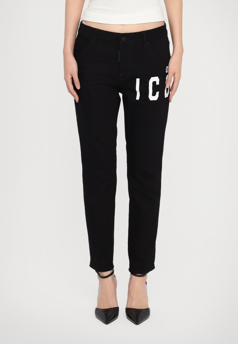 Zwarte denim jeans met een slim fit ontwerp, voorzien van witte "IC" letters op de voorkant en vijf zakken. Glad aanvoelend met een tapered leg.