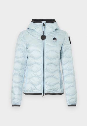 Veste matelassée bleu clair avec capuche, bordure rayée noir et blanc, fermeture éclair à l'avant, poches latérales, et écussons de marque sur la poitrine et la manche.