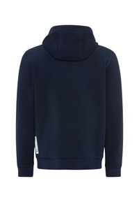 Felpa con cappuccio blu navy con maniche lunghe e polsini a coste vista da dietro, con una piccola etichetta bianca vicino all'orlo.