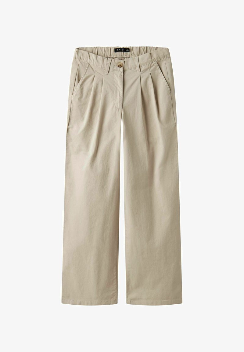 Pantalons beige à jambe large en tissu texturé, avec des plis avant, des poches latérales et une fermeture à un bouton à la taille.