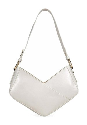 Bolso de hombro de cuero blanco con diseño frontal en forma de V, correa ajustable y detalles de herrajes en tono dorado.