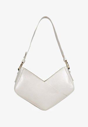 Bolso de hombro de cuero blanco con diseño frontal en forma de V, correa ajustable y detalles de herrajes en tono dorado.