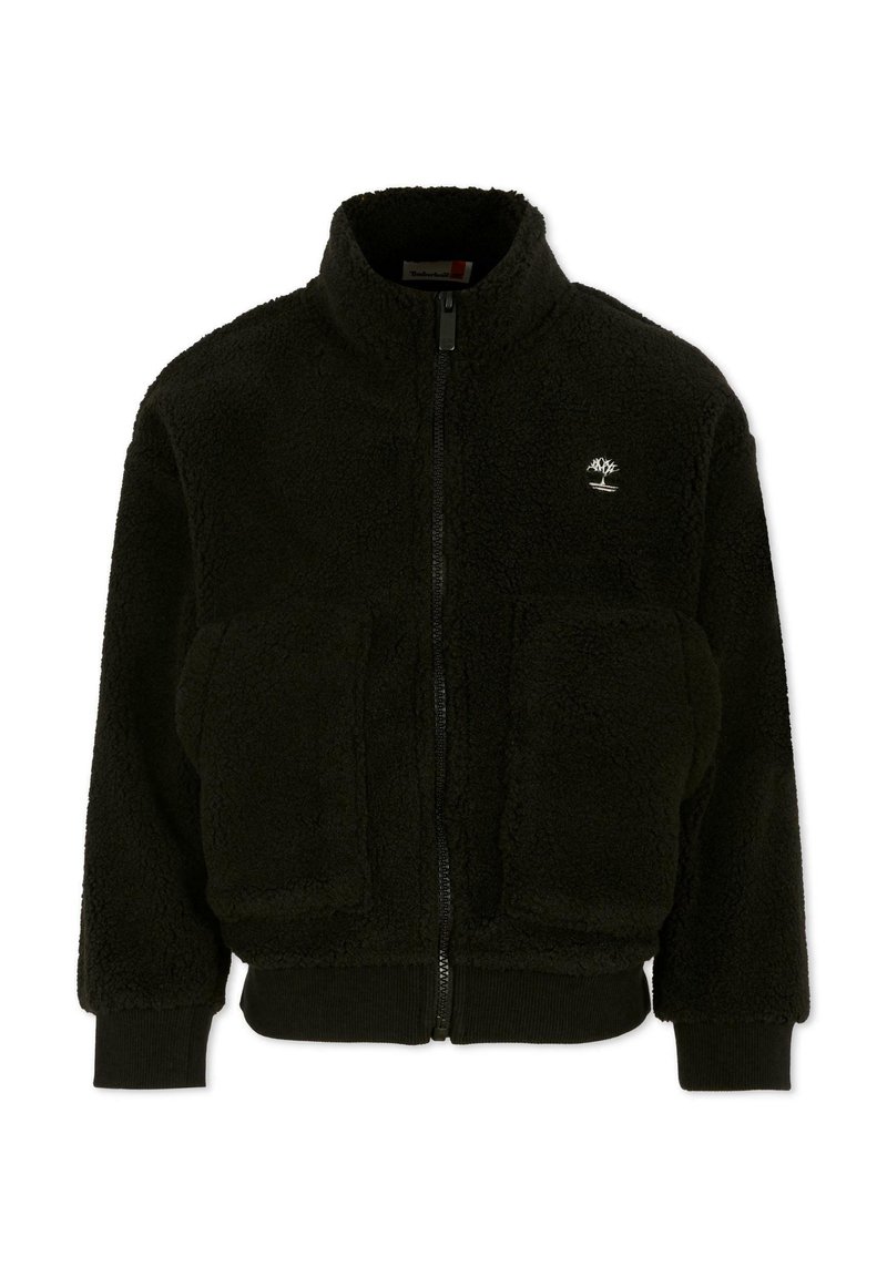 Giacca in pile nera con colletto alto, zip frontale e due grandi tasche applicate. Presenta polsini a costine e un piccolo logo sul petto.