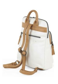 Mochila de cuero blanco con acentos en marrón, cremalleras y un bolsillo frontal. Cuenta con correas ajustables y un asa superior para llevar.
