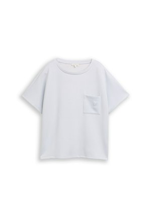 Valge lühikeste varrukatega t-särk ümmarguse kaelusega, millel on väike rinnatasku ja peen südamemuster.