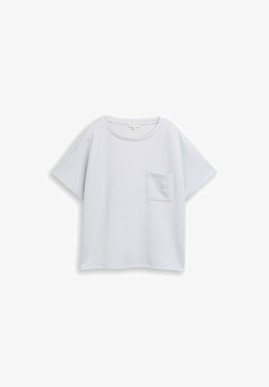 Valge lühikeste varrukatega t-särk ümmarguse kaelusega, millel on väike rinnatasku ja peen südamemuster.