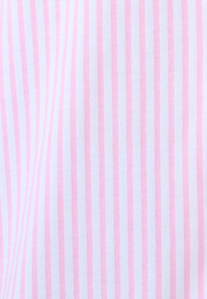 Strisce verticali rosa e bianche su una superficie di tessuto, con lievi pieghe che creano sottili variazioni d'ombra.