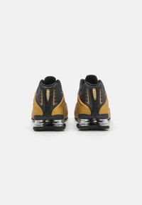 Nike Sportswear SHOX R4 - Sportbačiai - black/metallic gold/metallic silver