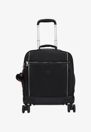 Zwarte softshell handbagagekoffer met uitschuifbaar handvat, voorvak met ritssluiting, vier wielen en een klein sleutelhanger in de vorm van een pluchen aapje eraan bevestigd.