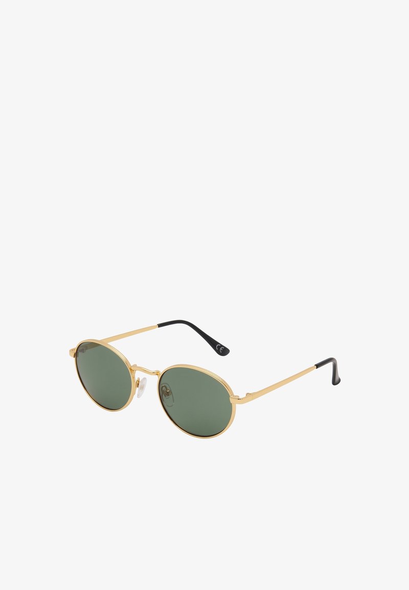Lunettes de soleil rondes avec monture en métal doré, verres teintés verts, plaquettes de nez réglables transparentes et branches à embouts noirs.