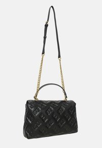 Borsa a tracolla in pelle nera con motivo a logo in rilievo, dotata di tracolla in catena dorata, tracolla in pelle regolabile e forma strutturata.