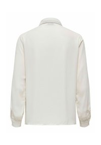 Chemise à manches longues de couleur crème, avec une texture de tissu lisse et un col classique avec des détails subtils au niveau de l'encolure.