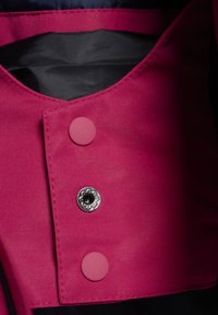 Fuchsia-farbenes Stoffweste mit rundem Ausschnitt, ausgestattet mit einem glänzenden silbernen Knopf und zwei runden pinken Druckknöpfen. Gefüttert mit schwarzem Material.