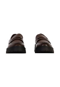 Scarpe slip-on in pelle marrone con due cinturini regolabili, punta arrotondata e una suola nera in gomma spessa con un motivo di battistrada testurizzato.