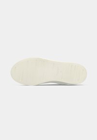 Sole di scarpa in gomma bianca con motivo di grip orizzontale, texture liscia e forma affusolata. Le marcature includono il nome del marchio e i dettagli della misura.