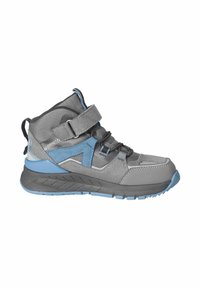 Scarpa da trekking grigia con dettagli blu. Presenta una tomaia testurizzata, lacci frontali e una cinghia in velcro regolabile. Suola in gomma robusta.