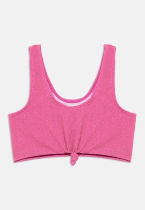 Różowy top bez rękawów z dekoltem w kształcie litery U i wiązaniem z przodu, wykonany z prążkowanej, lekko błyszczącej tkaniny.