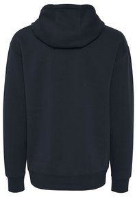 Sudadera de un oscuro color azul marino con un bolsillo canguro, puños y dobladillo acanalados. Textura suave con un corte clásico y una capucha suave y forrada.