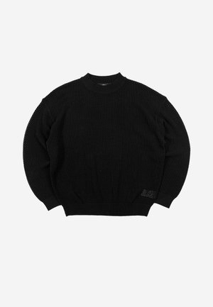 Μαύρο πλεκτό μακρυμάνικο πουλόβερ με στρογγυλή λαιμόκοψη και ριμπ μανσέτες και τελείωμα, ακουμπισμένο επίπεδα σε λευκό φόντο.