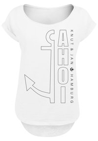 Weißes T-Shirt mit kurzen Ärmeln, das den fetten schwarzen Grafikslogan "AHOI" und ein Ankerdesign zeigt, mit "KNUT & JAN HAMBURG" vertikal gedruckt.