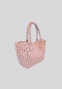 Borsa a tote in tessuto rosa con un sottile motivo di logo ripetuto in rosa scuro, due robuste maniglie e un design strutturato.