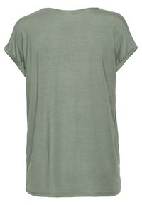 T-shirt mint verde a maniche corte realizzato in tessuto morbido. Fit rilassato con scollatura rotonda e maniche arrotolate. Texture liscia, senza motivi.