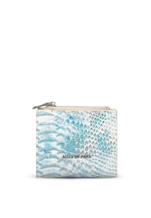 Pequeña cartera con cremallera con textura de piel de serpiente azul y blanca y nombre de marca en relieve en el frente.