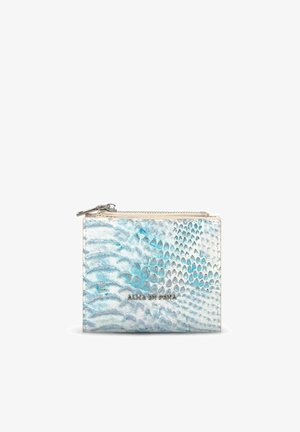 Pequeña cartera con cremallera con textura de piel de serpiente azul y blanca y nombre de marca en relieve en el frente.