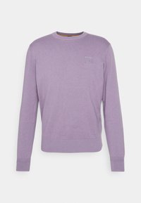 Pull en maille violet clair avec un col rond, manches longues, poignets et ourlet côtelés, avec une petite étiquette de logo sur la poitrine.