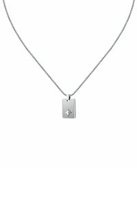 Collana con pendente in argento, con finitura spazzolata rettangolare e dettaglio a stella, appesa a una catena fine e texturizzata.