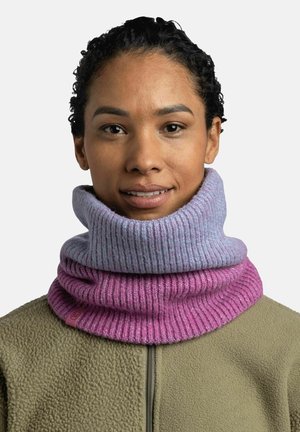 Bufanda de cowl de punto en degradado de azul y rosa, con una textura de canalé grueso y un diseño enrollado. Etiqueta adjunta visible en el lateral.