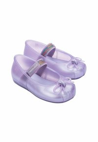 Bailarinas lilas transparentes con punta redonda, detalle de lazo en la parte frontal y una colorida correa elástica para un ajuste seguro. Textura suave y brillante.