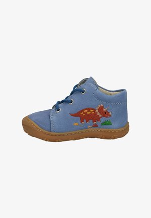 Blauer Kleinkindschuh mit brauner Sohle, blauen Schnürsenkeln und einem bestickten orangefarbenen Triceratops-Dinosaurier mit gelben und grünen Details an der Seite.