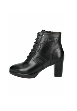 Bottine noire en cuir avec un bout rond, une fermeture à lacets sur le devant et un talon bloc de 7 cm. Présente un léger dégradé de panneaux et un talon renforcé.