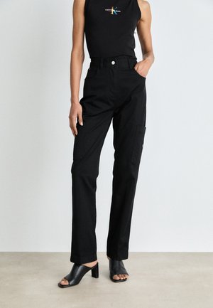 LABEL STRAIGHT PANT - Kelnės - black