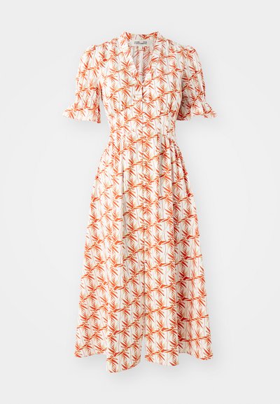 Vestido de estampado floral en blanco con patrones de hojas rojas y naranjas. Presenta mangas cortas con volantes, un escote en V y una cintura ajustada.