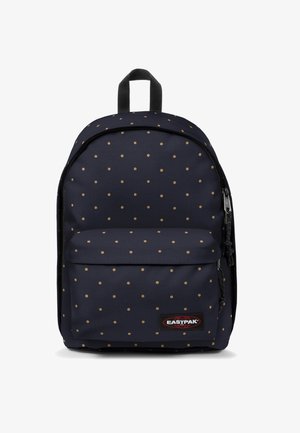 Marineblauer Rucksack mit goldenen Polka-Dots, einer vorderen Reißverschlusstasche, schwarzem Logo-Patch und schwarzem Tragegriff oben. Hergestellt aus strapazierfähigem Stoff.
