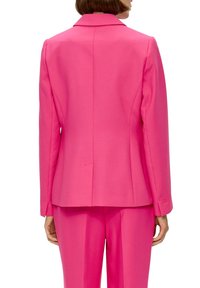 Różowa, dopasowana marynarka z klapami z wycięciem, usztywnionymi ramionami i pojedynczym rozcięciem z tyłu, zapewniająca elegancki, nowoczesny wygląd.