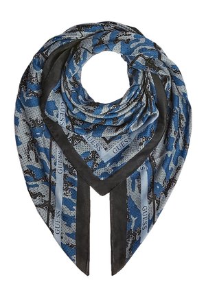 Blåt, gråt og sort mønstret trekantet tørklæde med teksten "GUESS" og abstrakt camouflage-lignende design.
