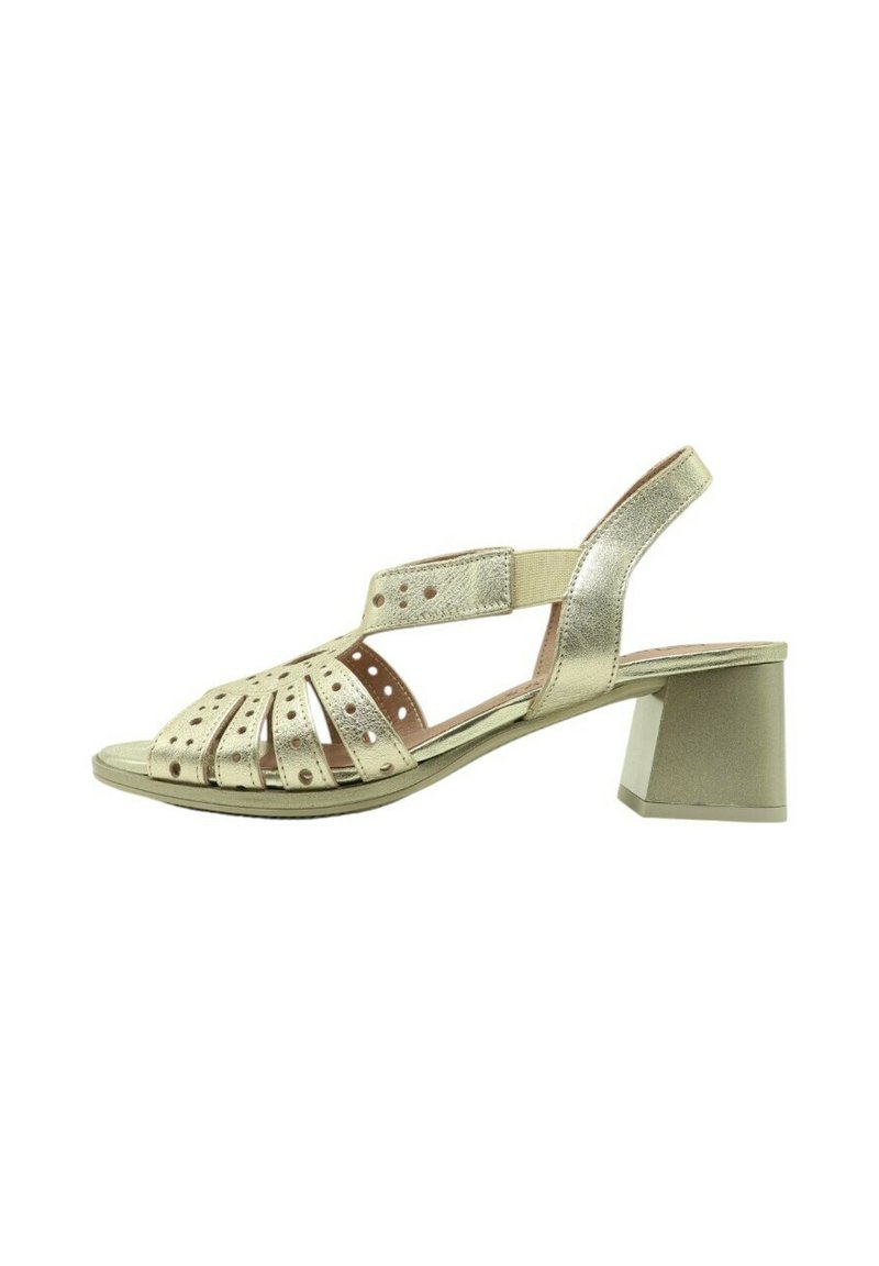 Sandalia metálica dorada con tacón bloque. Presenta un diseño de punta abierta, correas recortadas con perforaciones y una correa en el tobillo para mayor soporte.